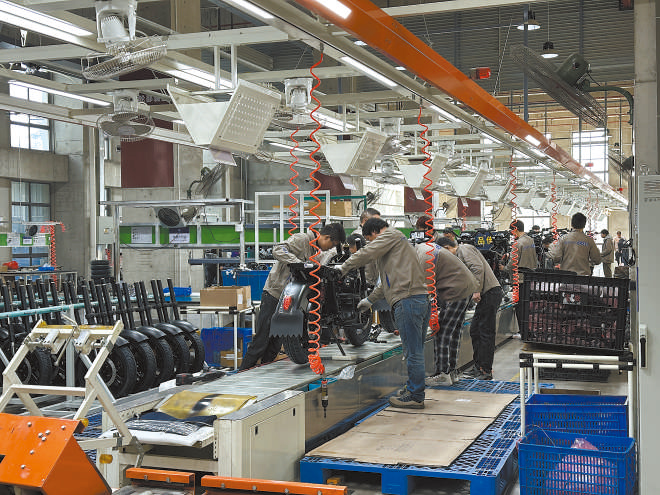   产业领跑   在长三角一体化发展格局下，新能源制造业通过产业集群协同发展，形成现代化产业体系。图为位于江苏常州市的比亚迪工厂内，工作人员正在组装销往非洲国家的电动摩托车。   拉丁美洲通讯社古巴籍摄影记者 朗尼·洛佩兹（中文名罗帅）摄