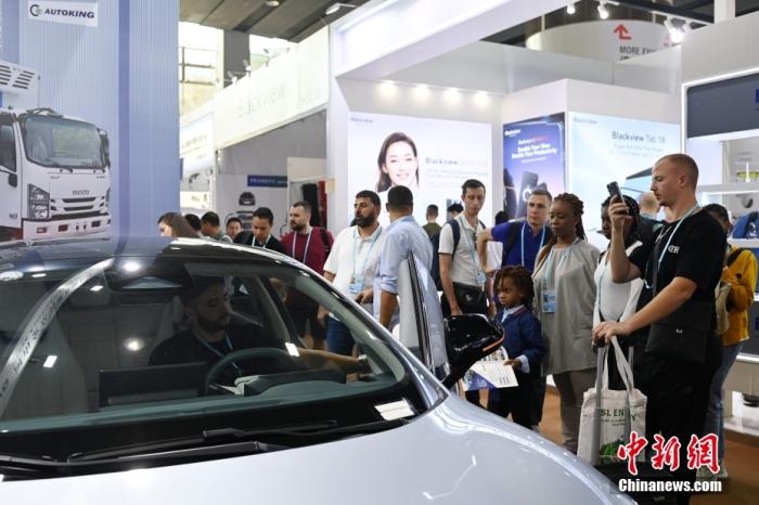 资料图:广交会展馆A区的新能源汽车吸引境外采购商参观体验。<a target='_blank' href='/'>中新社</a>记者 陈楚红 摄 资料图:广交会展馆A区的新能源汽车吸引境外采购商参观体验。<a target='_blank' href='/'>中新社</a>记者 陈楚红 摄